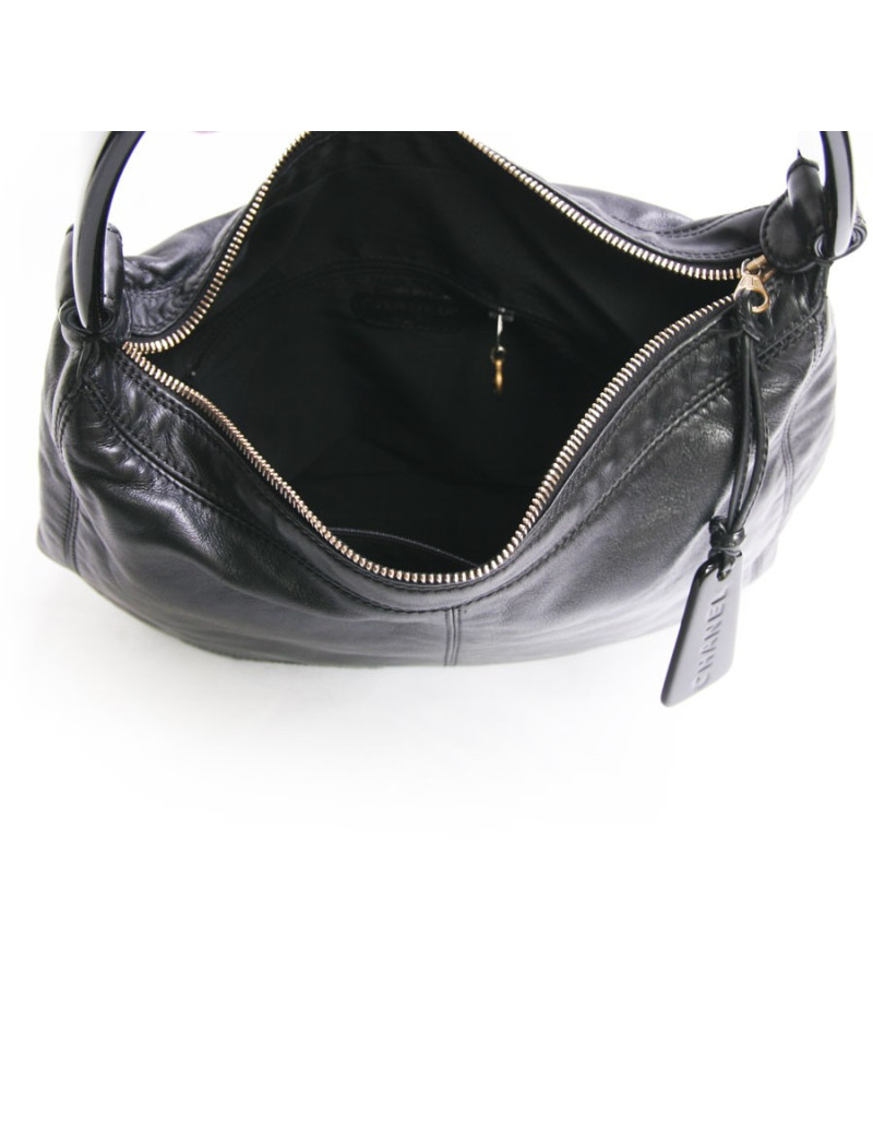 Sac besace CHANEL en cuir souple noir 