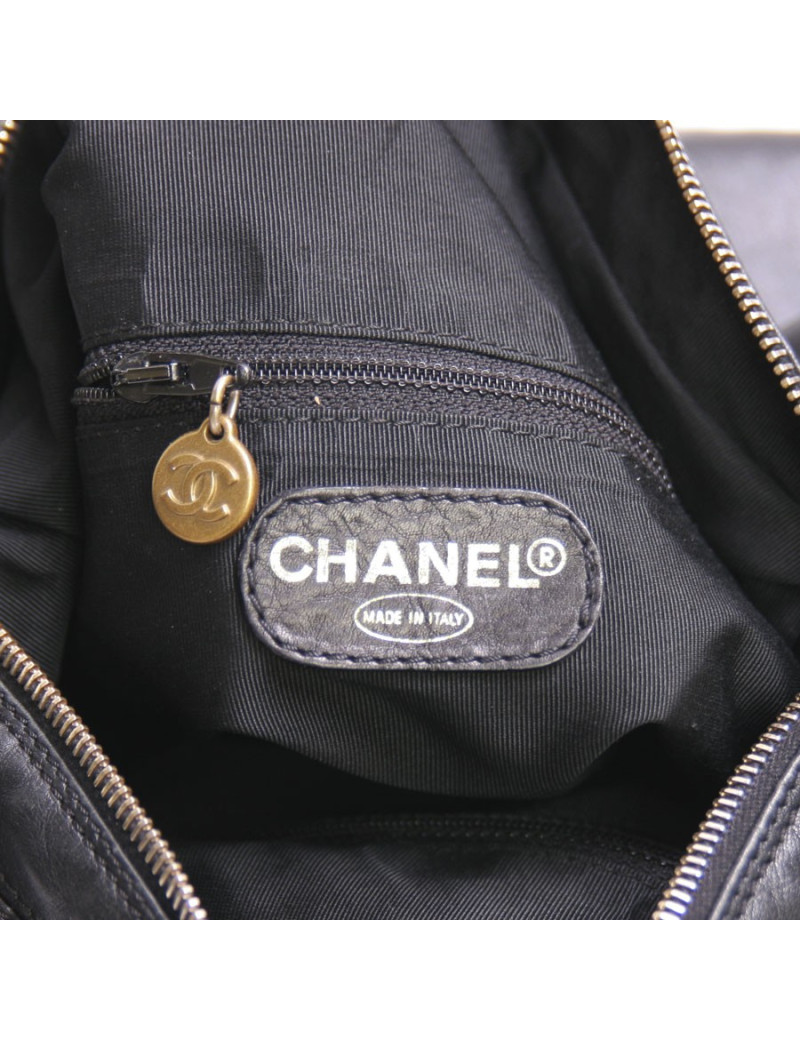 Sac besace CHANEL en cuir souple noir 