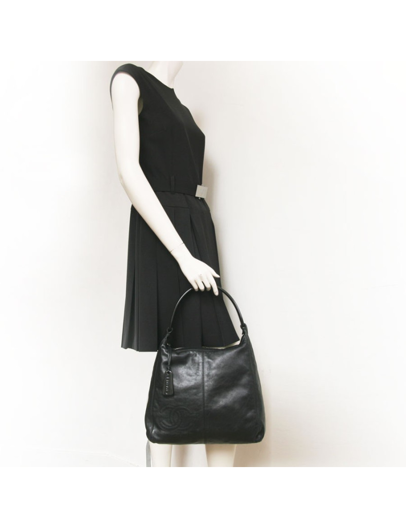 Sac besace CHANEL en cuir souple noir 