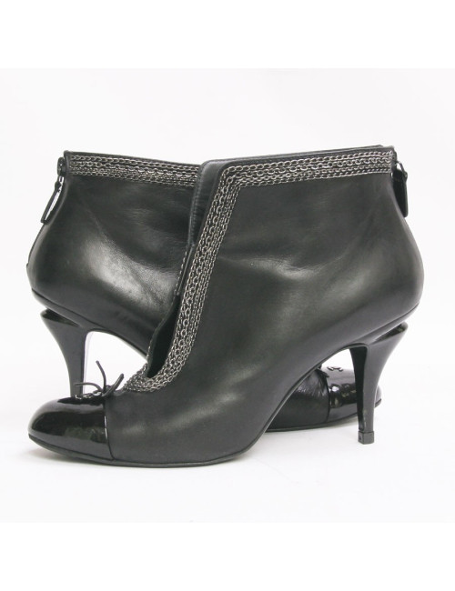Boots CHANEL T 39 cuir d'agneau noir et chaînettes argent