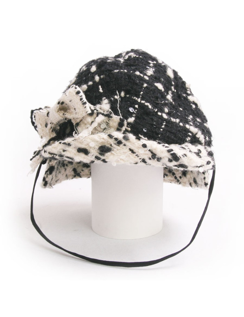 Chapeau CHANEL t 57 tweed noir et crême