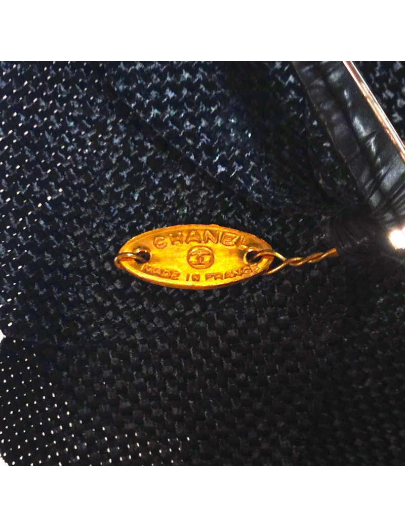 Broche camélia CHANEL en tissu noir