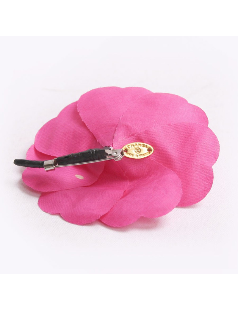 Broche en tissu rose fuchsia   CHANEL 