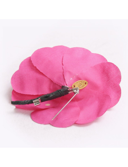 Broche en tissu rose fuchsia   CHANEL 