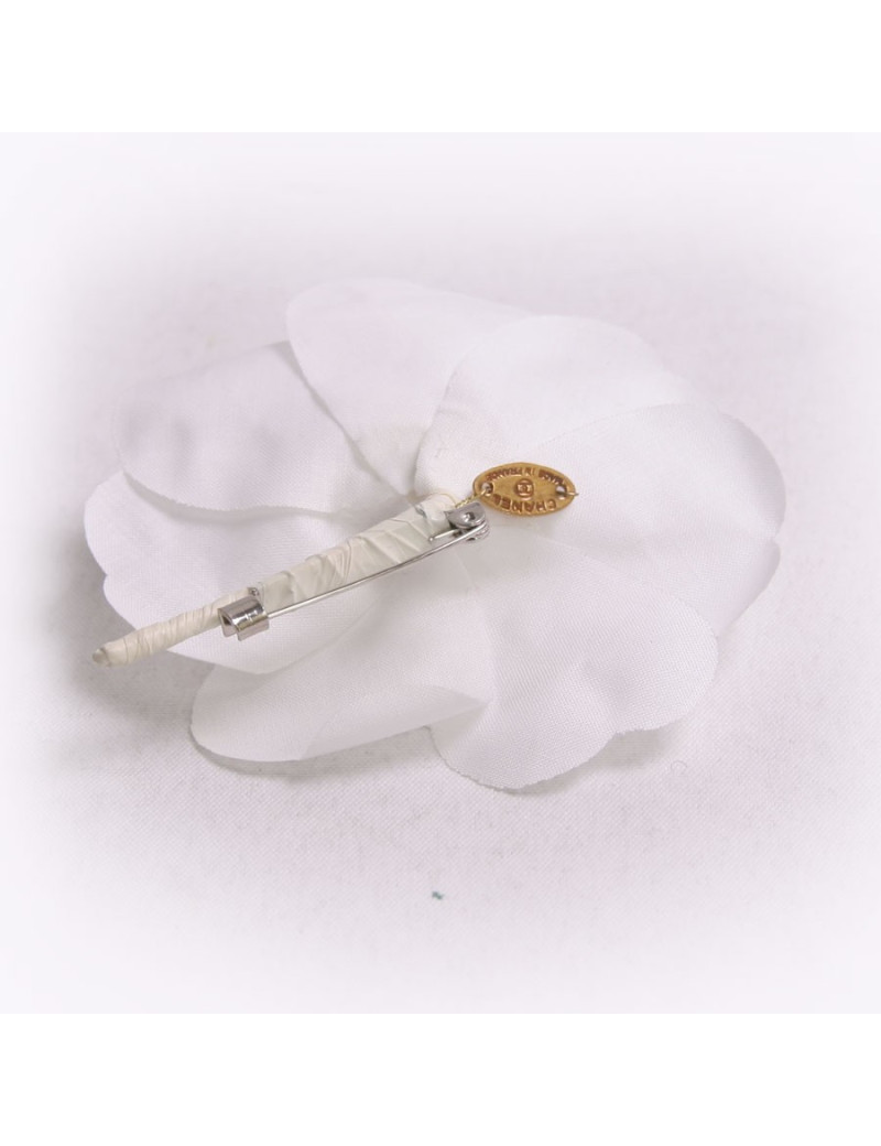 Broche en tissu blanc CHANEL