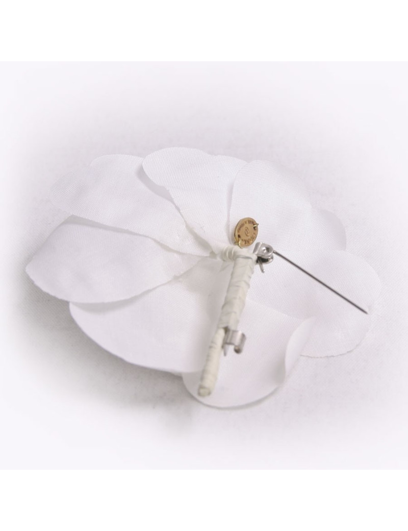 Broche en tissu blanc CHANEL