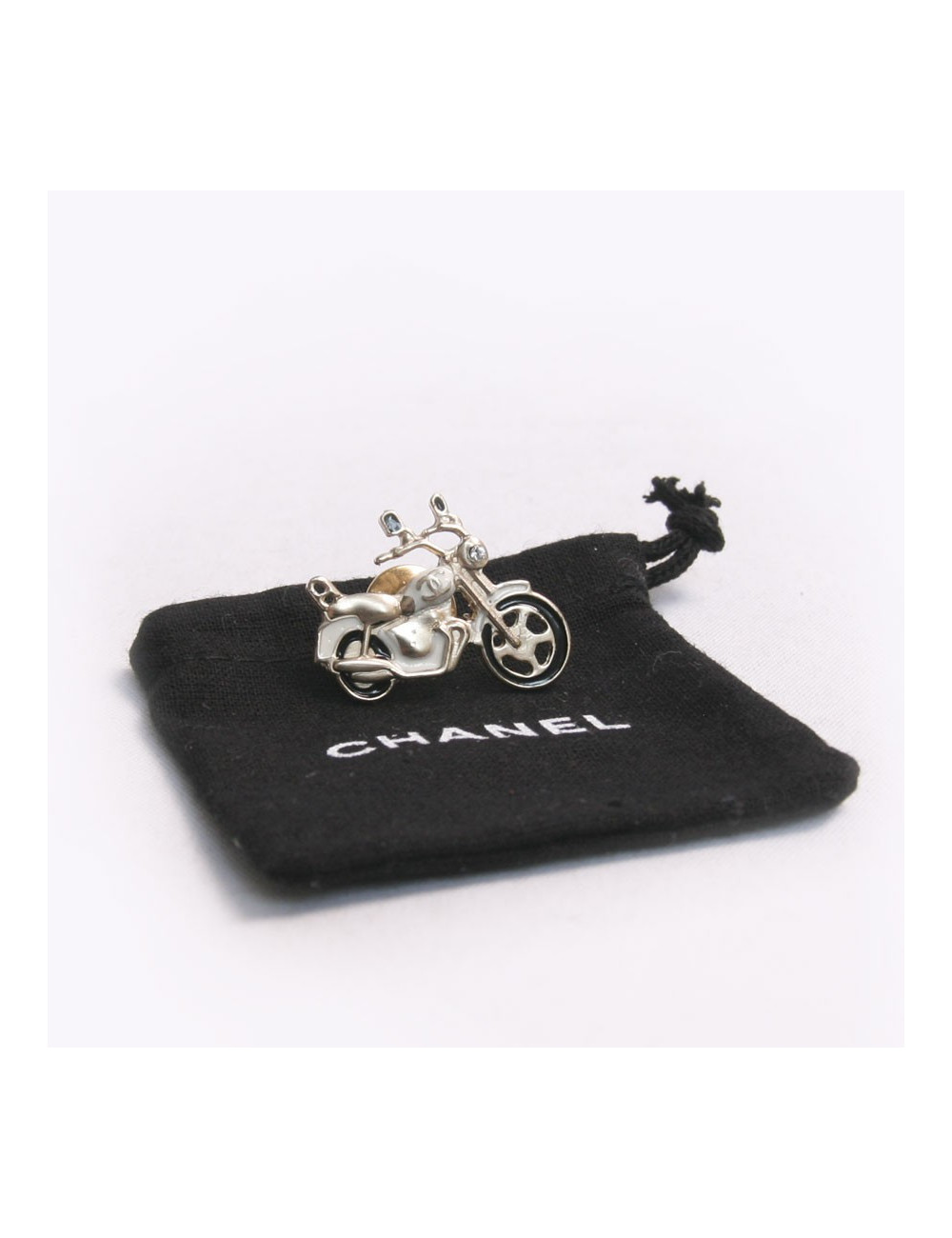 Pin' s CHANEL moto or pâle