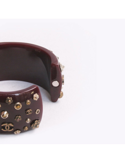 Manchette CHANEL bordeaux incrustée de camélias dorés