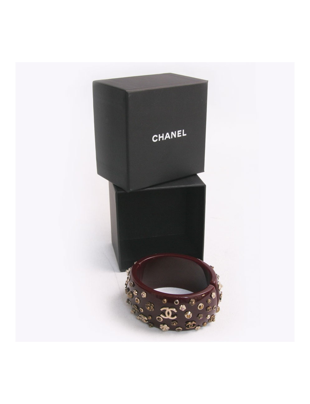 Manchette CHANEL bordeaux incrustée de camélias dorés