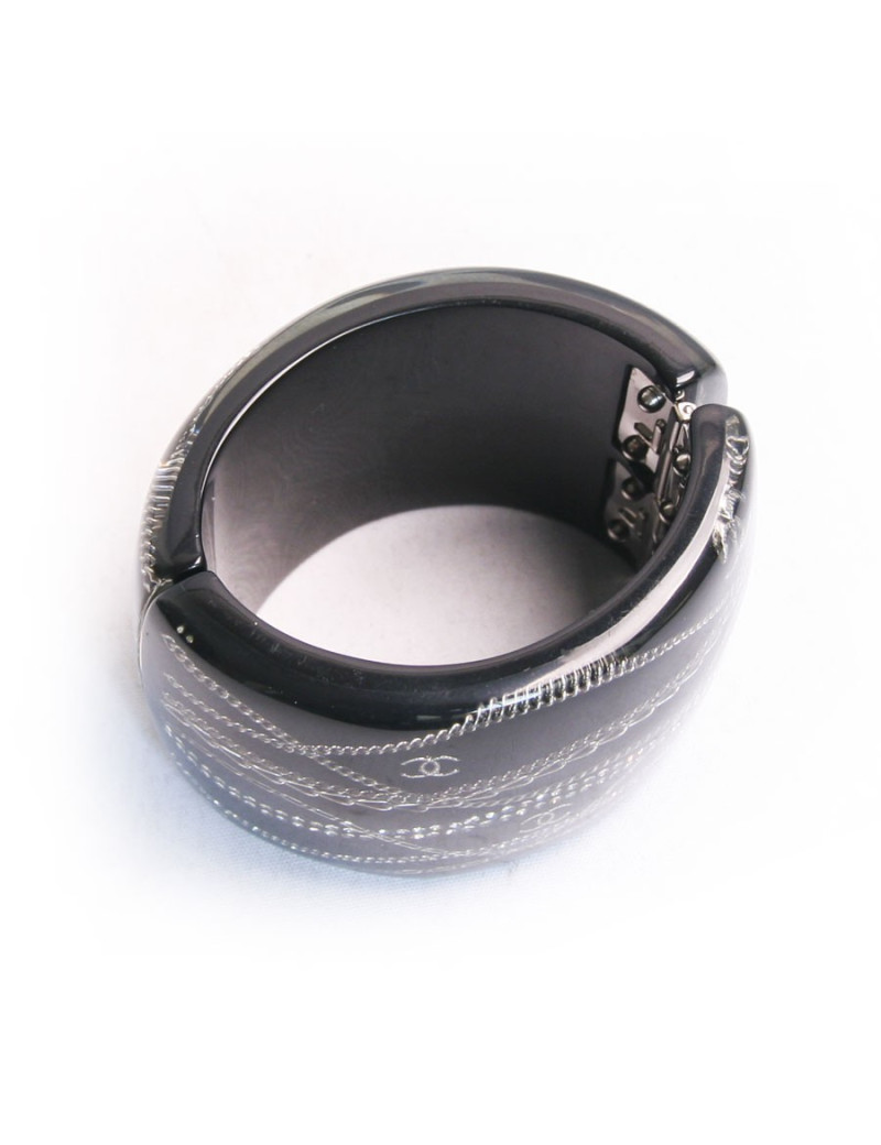 Manchette CHANEL noire avec inclusion chaînes et brillants