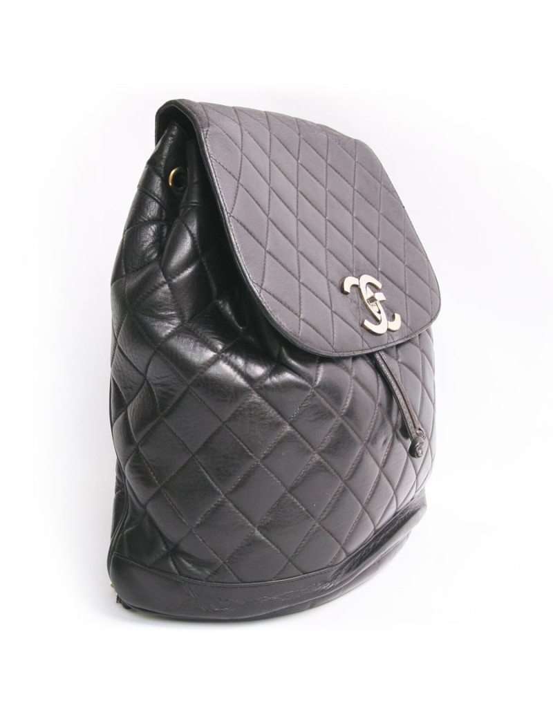 Sac à dos CHANEL en cuir d'agneau matelassé noir