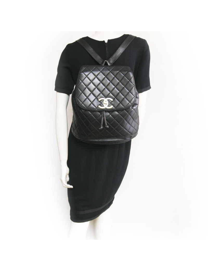 Sac à dos CHANEL en cuir d'agneau matelassé noir