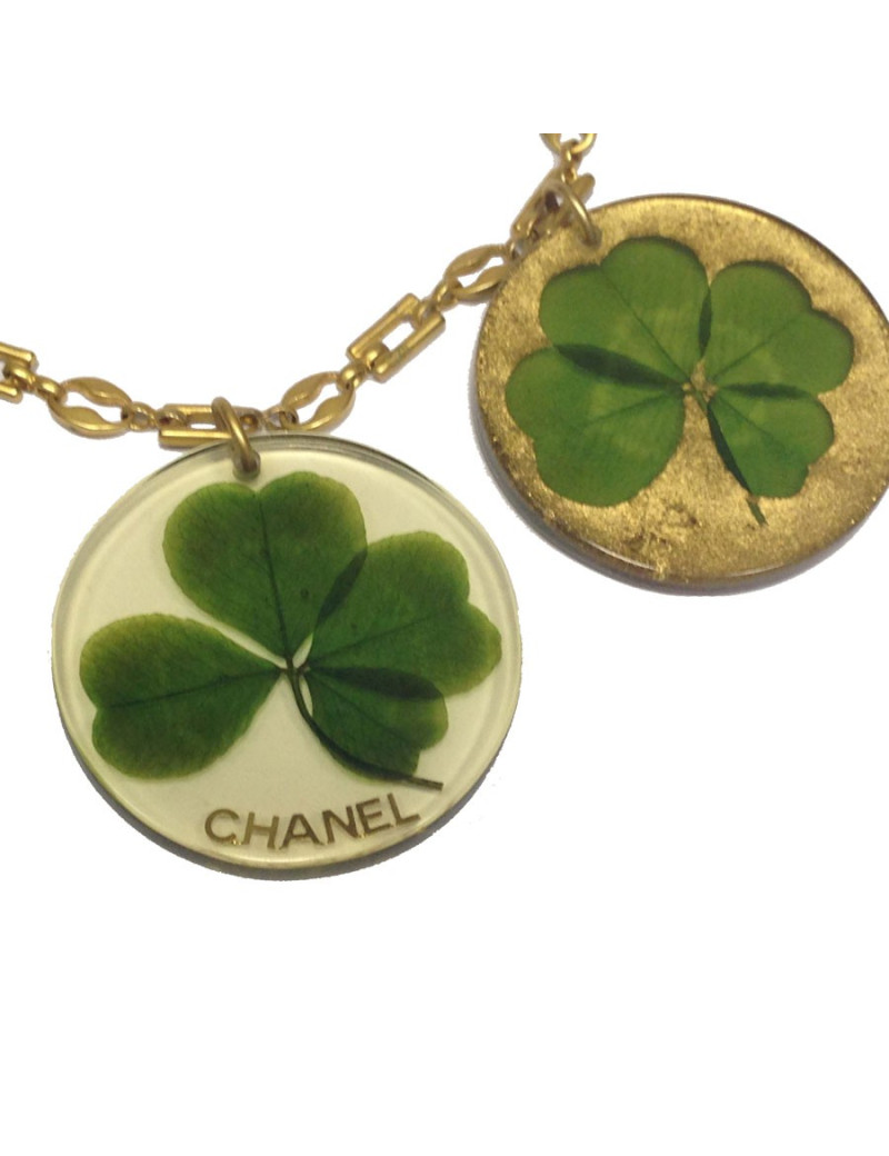 Collier CHANEL en plexiglas incrusté de trèfles