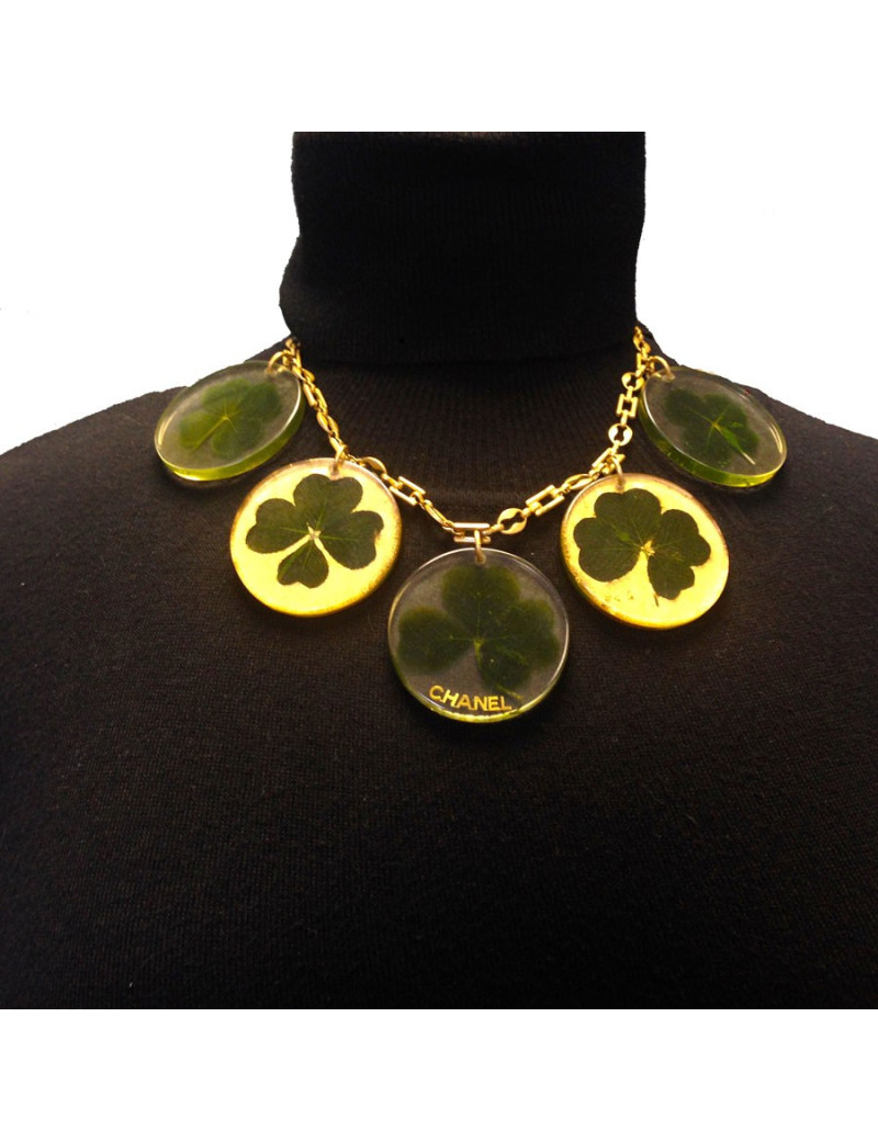 Collier CHANEL en plexiglas incrusté de trèfles