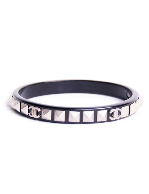 Bracelet CHANEL pléxi noir et clous argentés