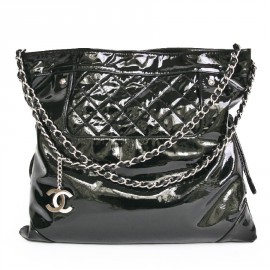 CHANEL GM messenger bag in black patent leather
