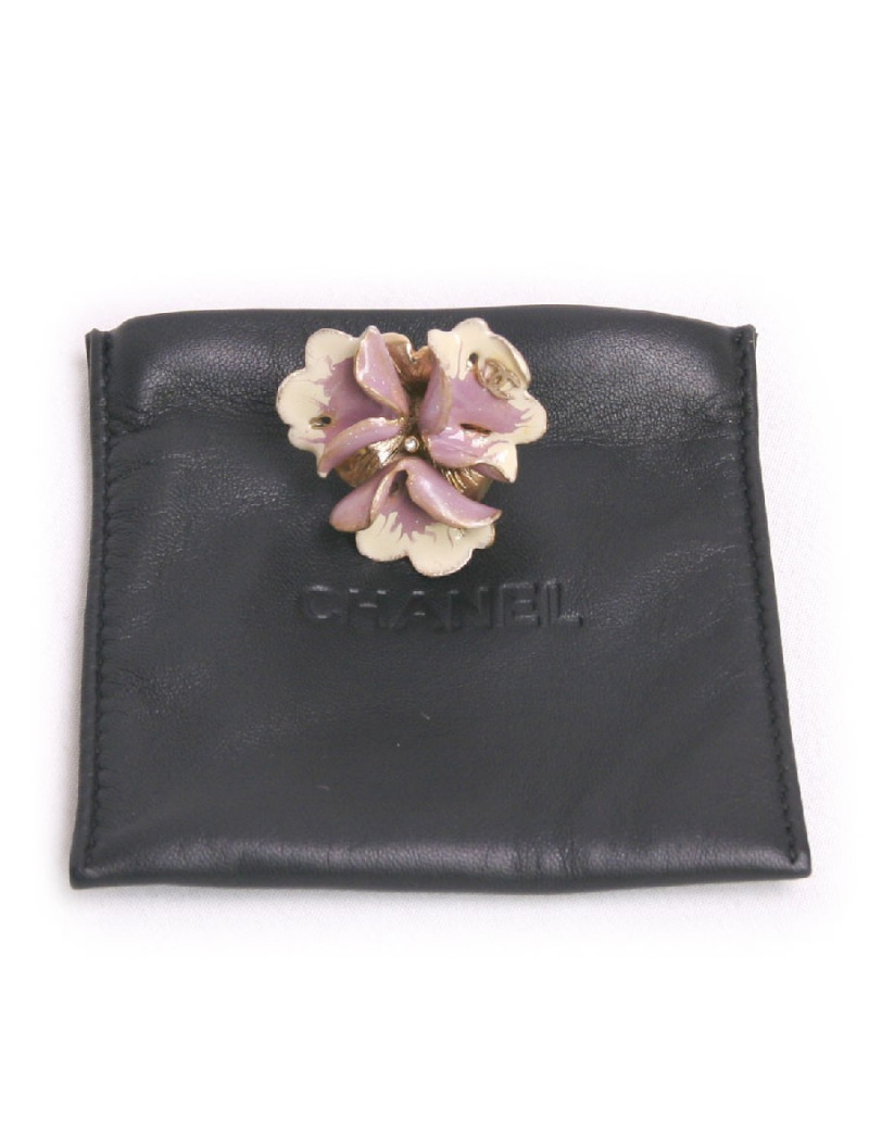 Bague Fleur CHANEL émail mauve et crème