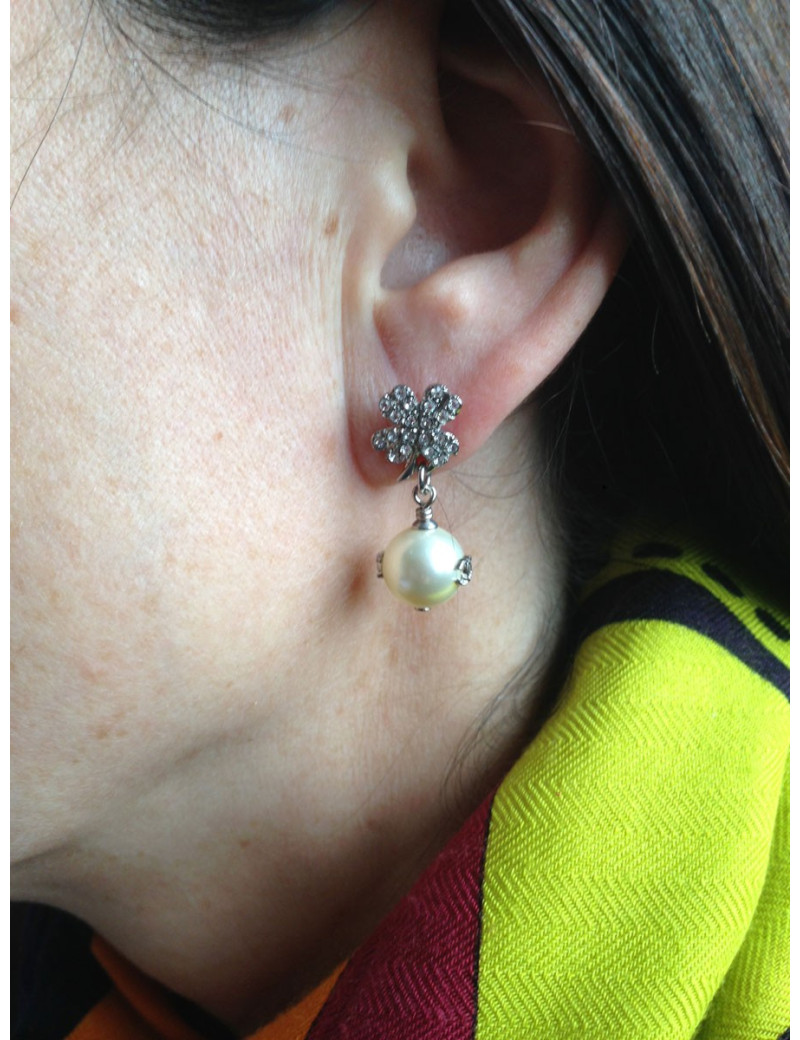 Boucles d'oreilles CHANEL trèfle strass et perle