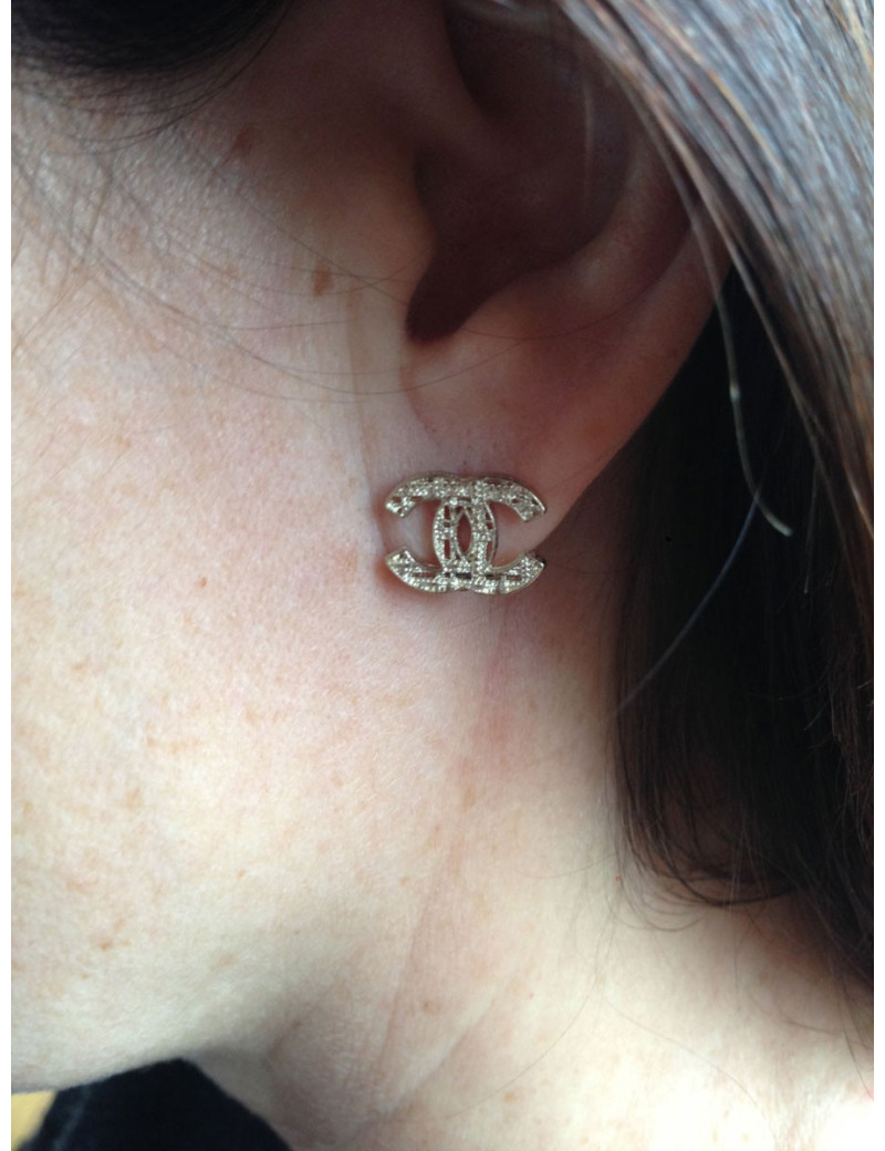 Clous d'oreilles CHANEL CC en métal or pâle