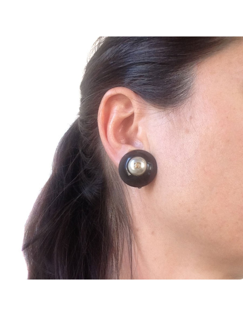 Clips CHANEL noirs et perles nacrées