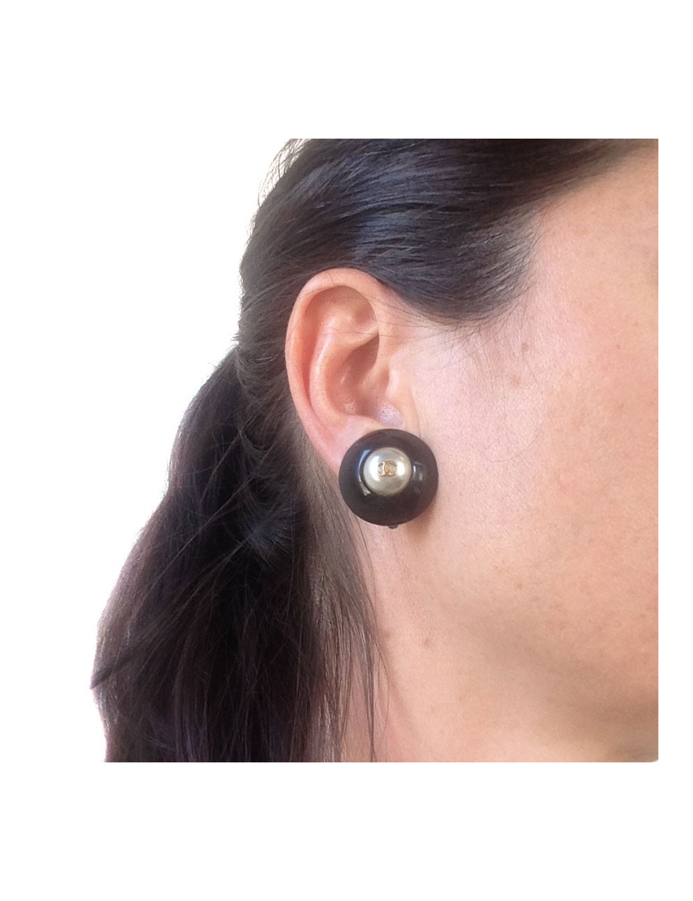 Clips CHANEL noirs et perles nacrées vintage