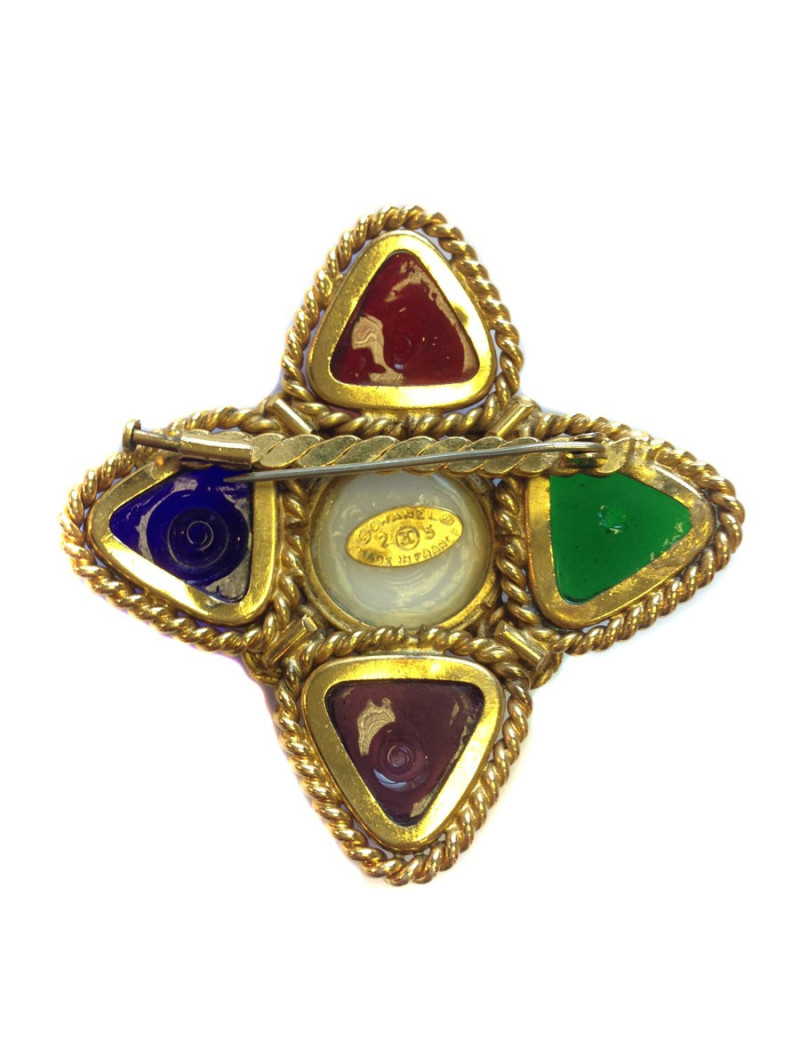 Broche Couture CHANEL pâte de verre émeraude, améthyste, saphir et rubis