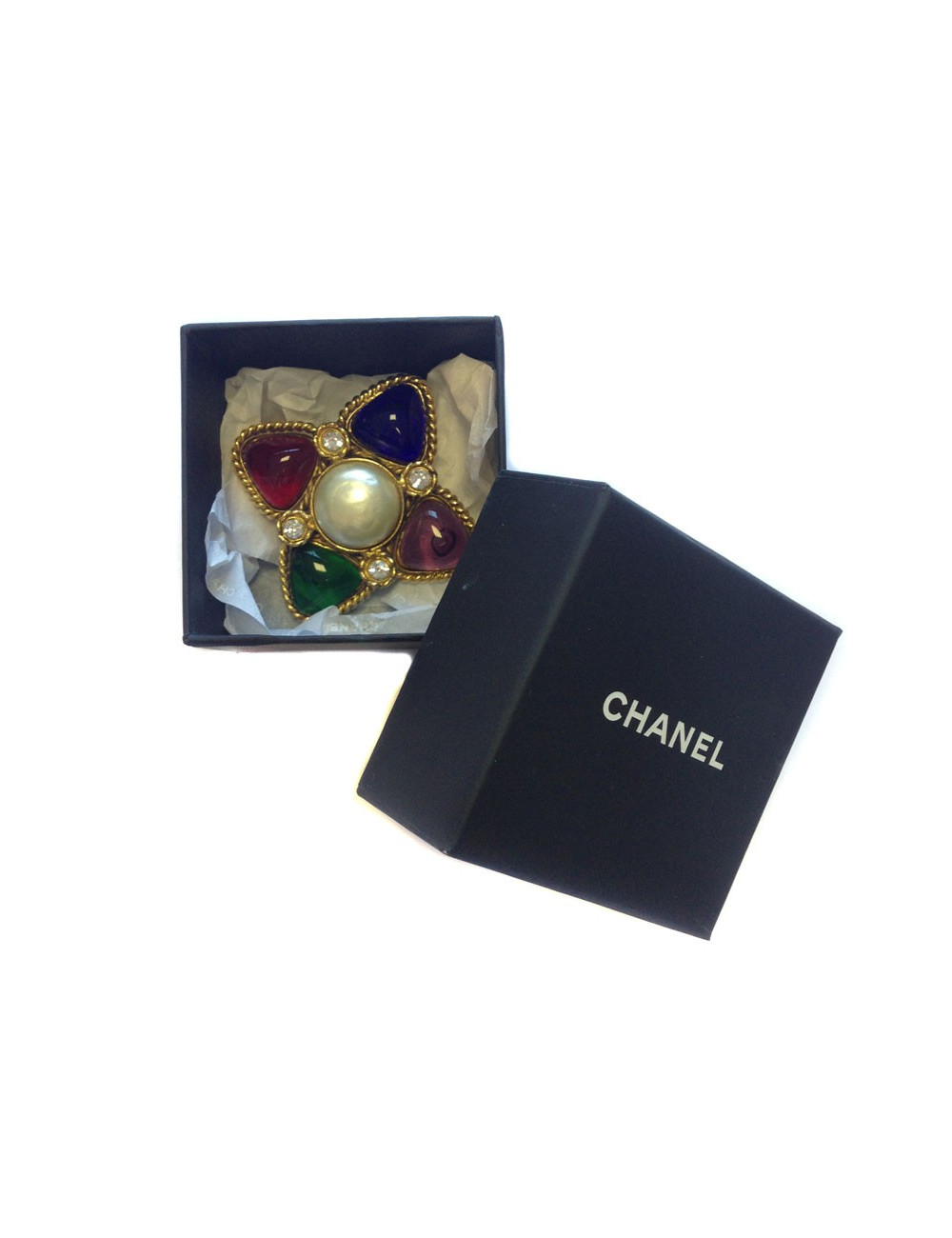 Broche Couture CHANEL pâte de verre émeraude, améthyste, saphir et rubis