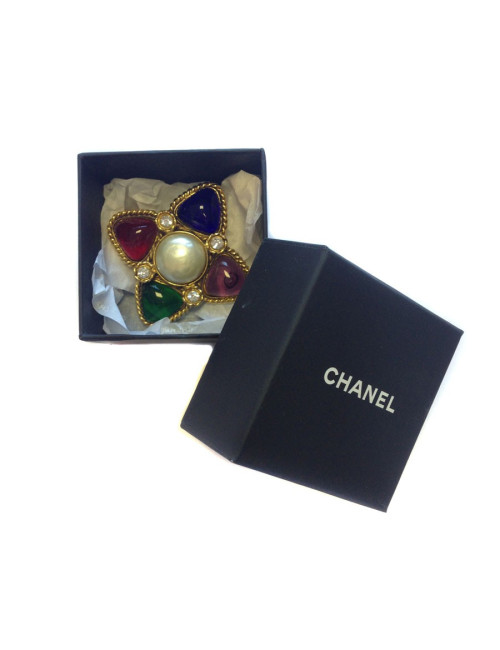 Broche Couture CHANEL pâte de verre émeraude, améthyste, saphir et rubis