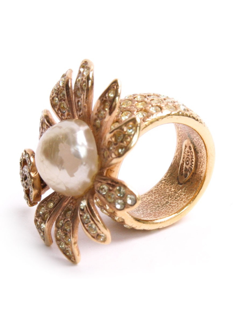 Bague CHANEL fleur dorée et strass