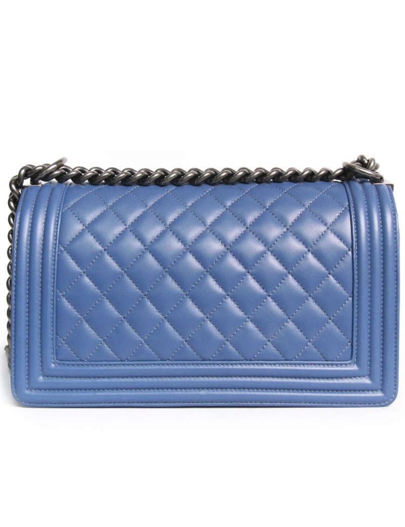 Sac "Boy" CHANEL matelassé en cuir d'agneau bleu