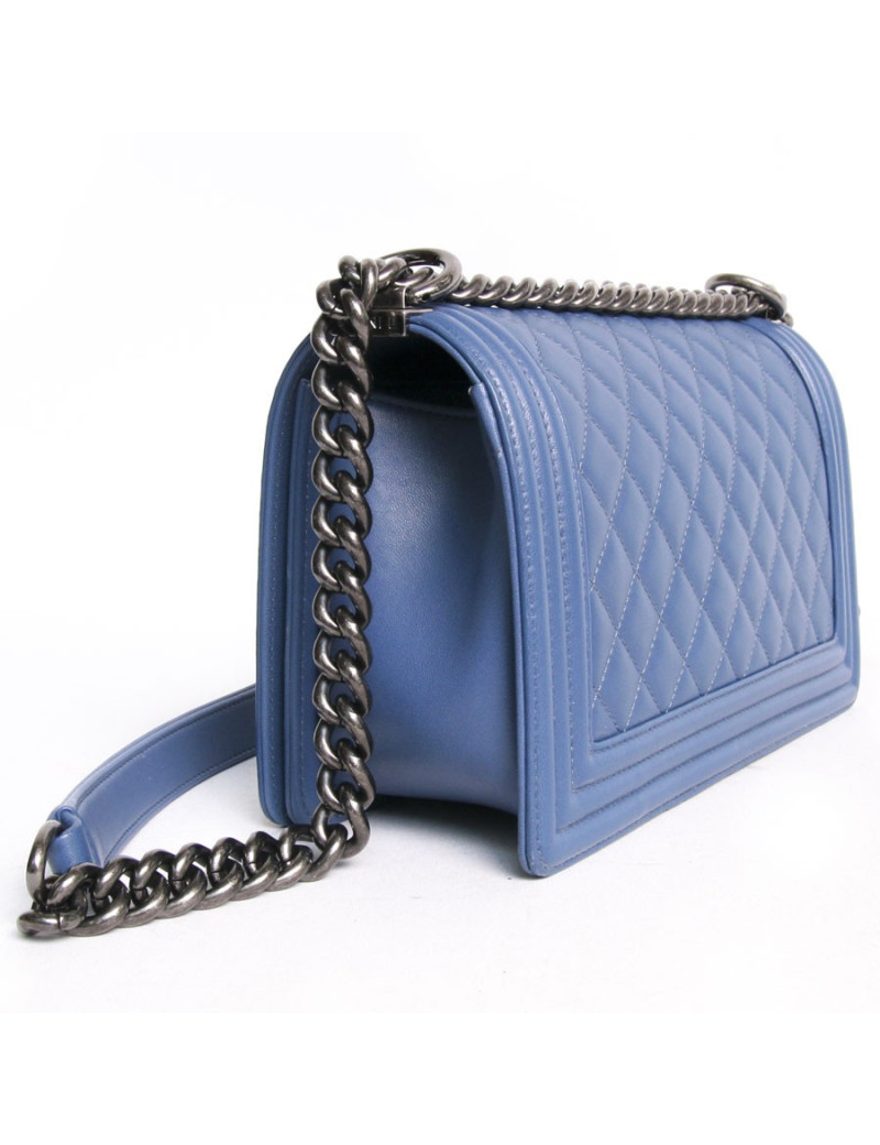 Sac "Boy" CHANEL matelassé en cuir d'agneau bleu