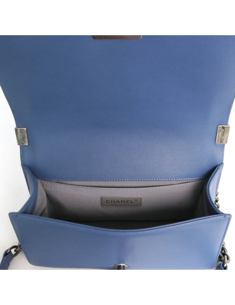 Sac "Boy" CHANEL matelassé en cuir d'agneau bleu