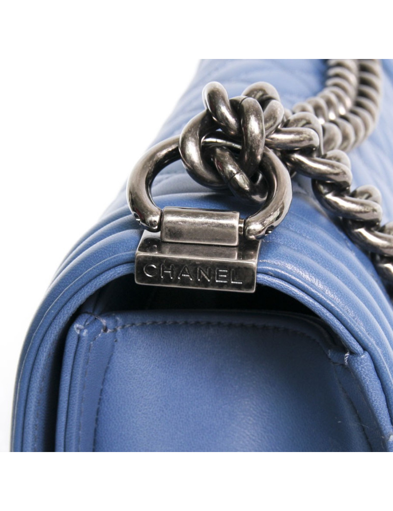 Sac "Boy" CHANEL matelassé en cuir d'agneau bleu