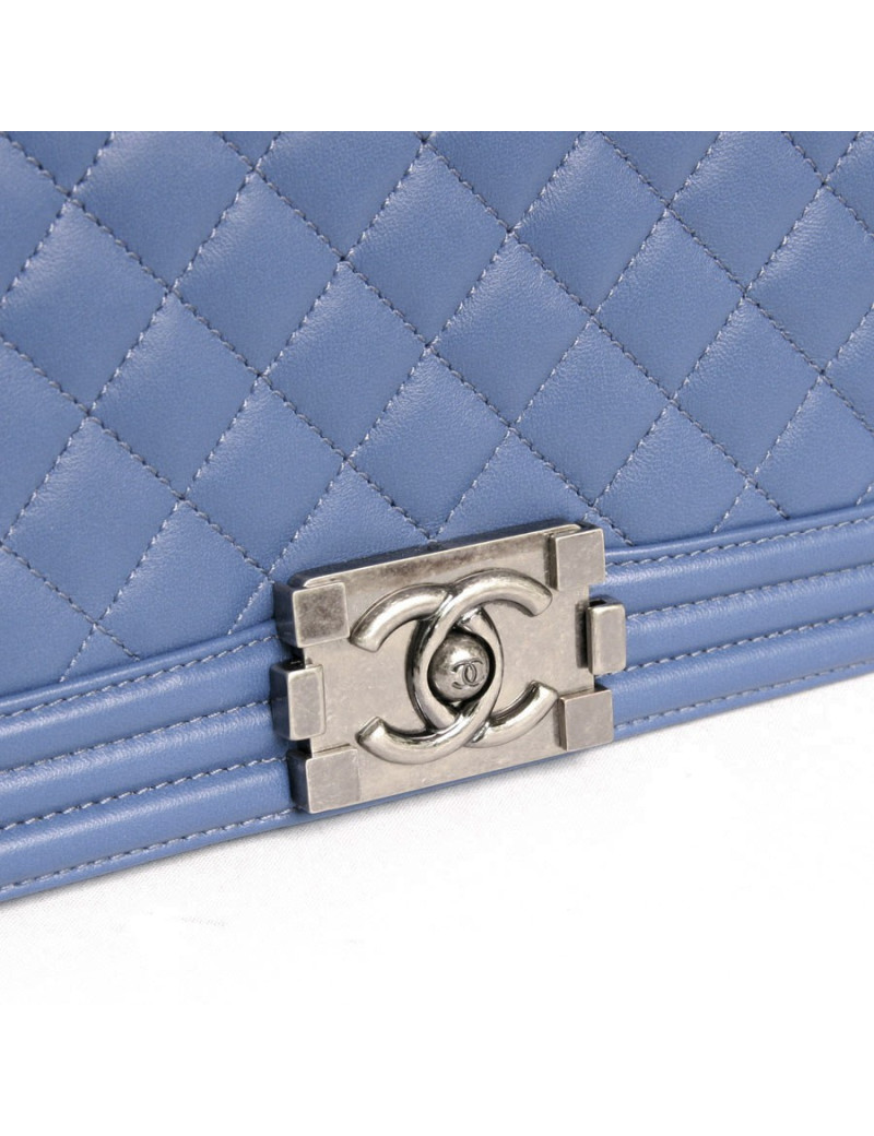 Sac "Boy" CHANEL matelassé en cuir d'agneau bleu