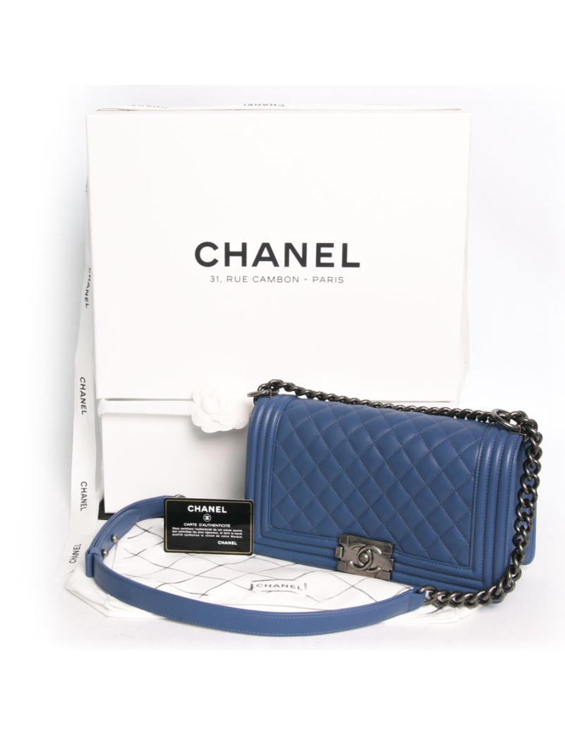 Sac "Boy"CHANEL matelassé en cuir d'agneau bleu