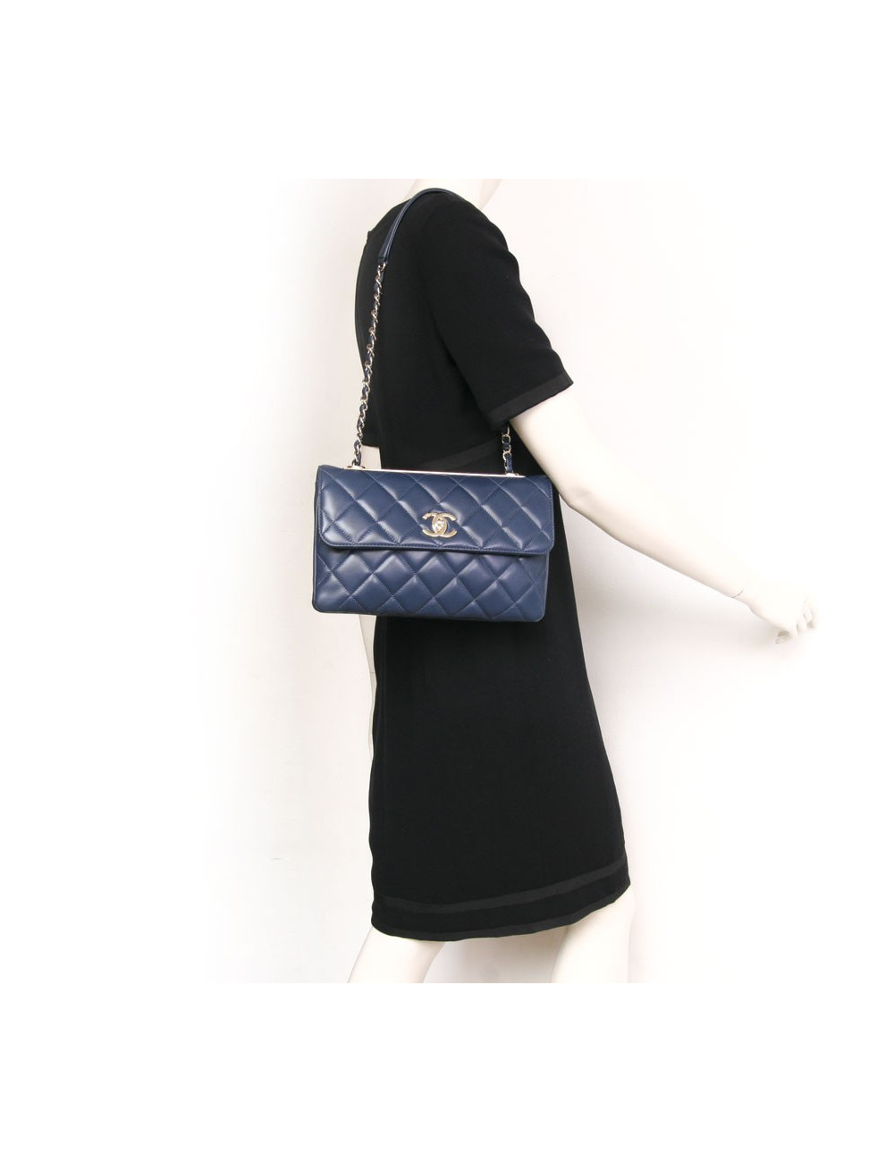 Sac CHANEL cuir d'agneau lisse bleu