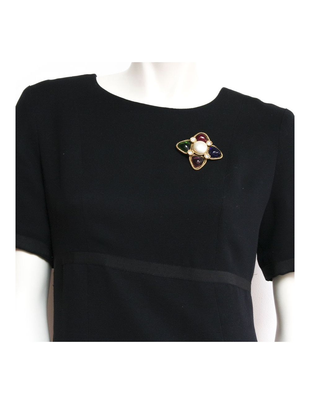 Broche Couture CHANEL pâte de verre émeraude, améthyste, saphir et rubis