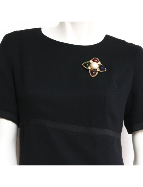 Broche Couture CHANEL pâte de verre émeraude, améthyste, saphir et rubis