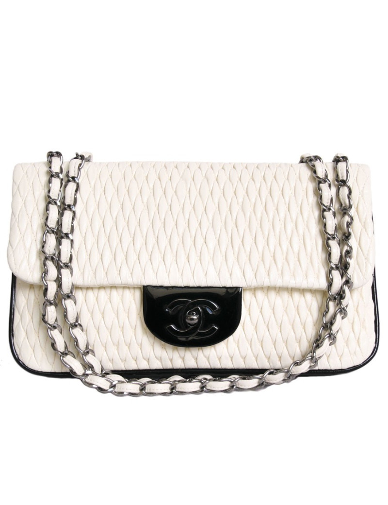 Sac CHANEL cuir gaufré coquille d’œuf et verni noir