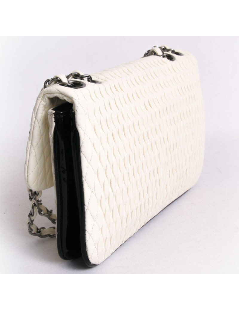 Sac CHANEL cuir gaufré coquille d’œuf et verni noir