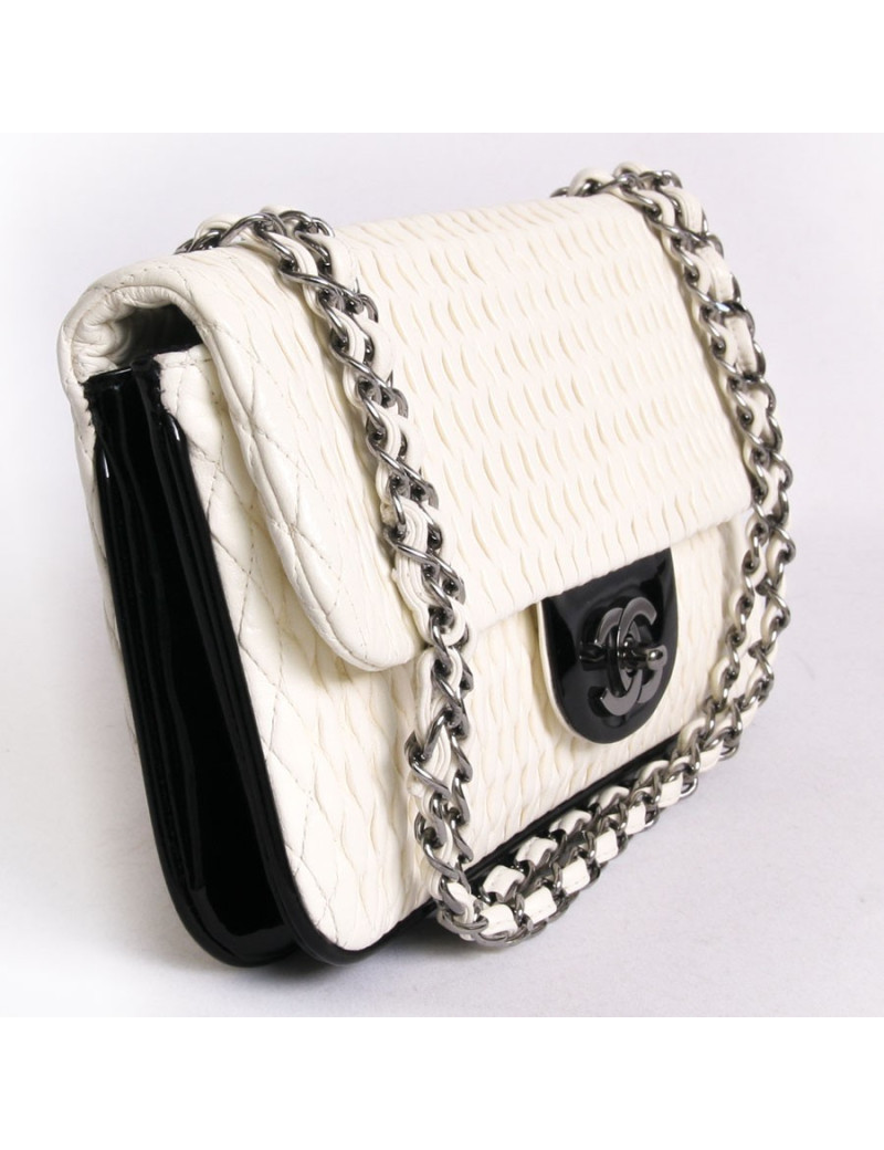 Sac CHANEL cuir gaufré coquille d’œuf et verni noir