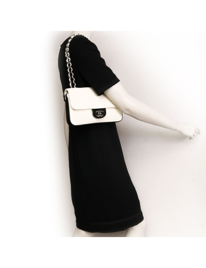 Sac CHANEL cuir gaufré coquille d’œuf et verni noir