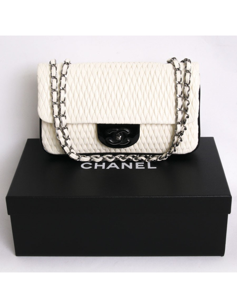 Sac CHANEL cuir gaufré coquille d’œuf et verni noir