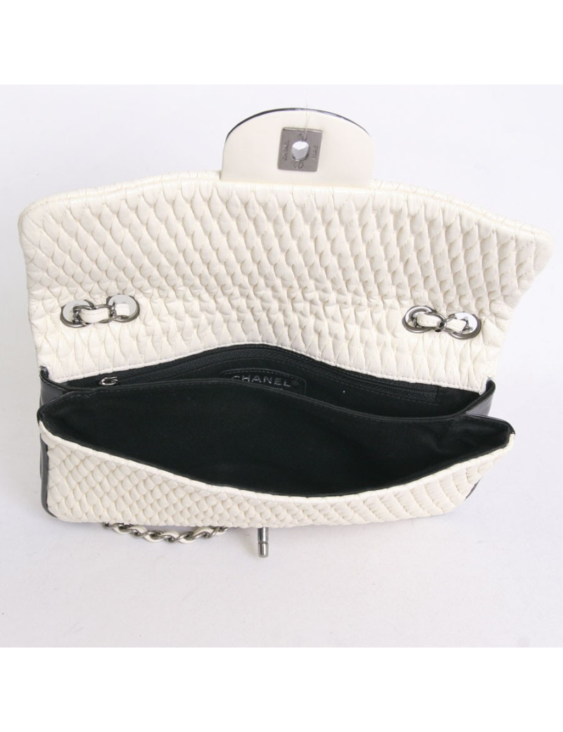 Sac CHANEL cuir gaufré coquille d’œuf et verni noir