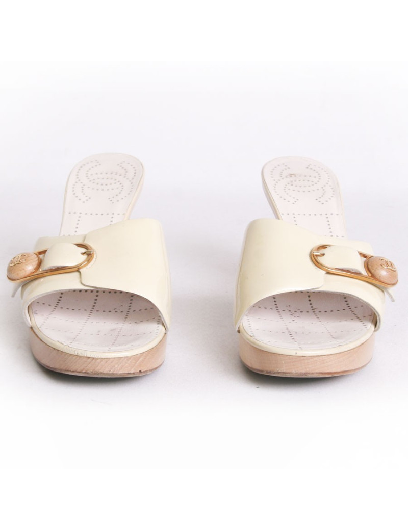 Sabots CHANEL T37 en bois et cuir verni jaune pâle