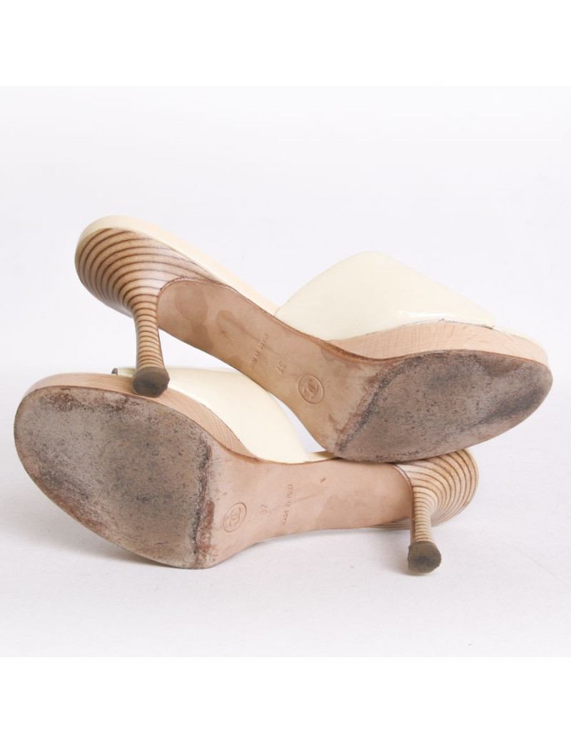 Sabots CHANEL T37 en bois et cuir verni jaune pâle