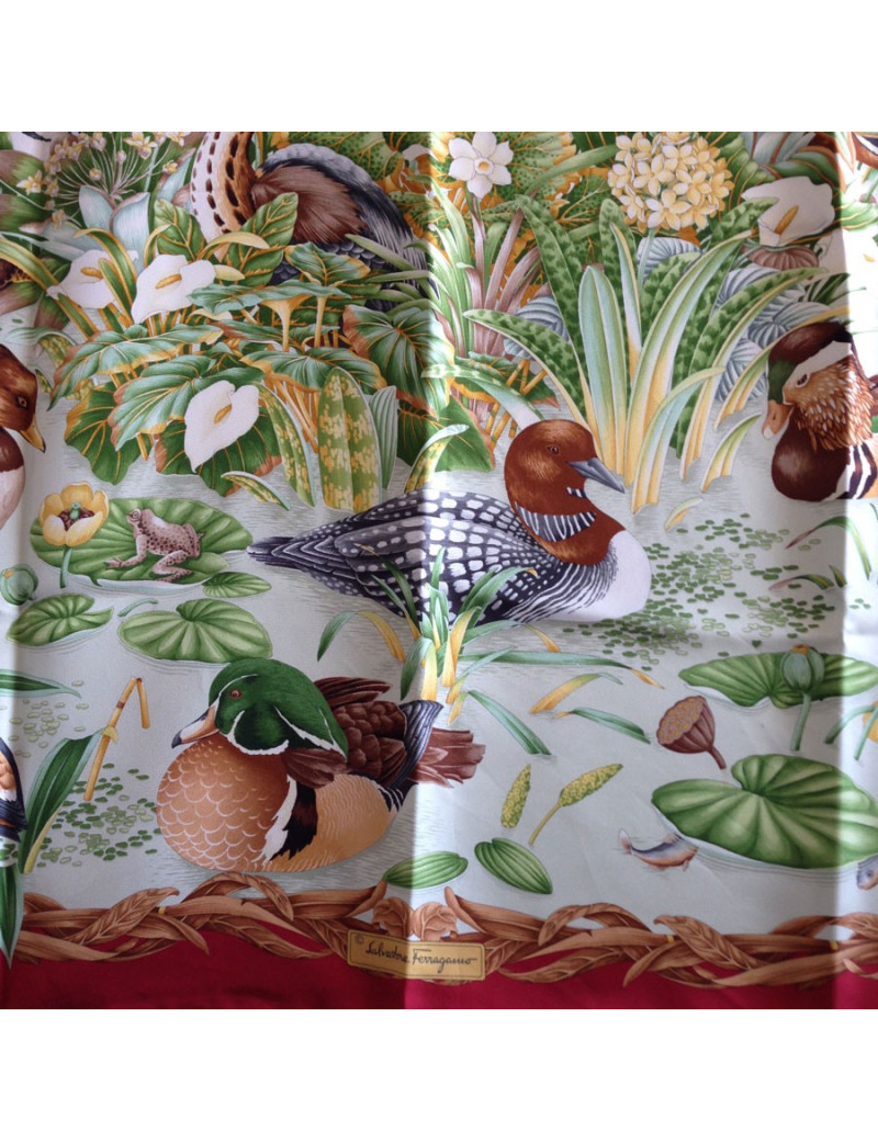 Carré de soie SALVATORE FERRAGAMO motif canard
