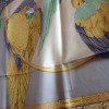 Carré de soie SALVATORE FERRAGAMO motif perroquets mauves vintage