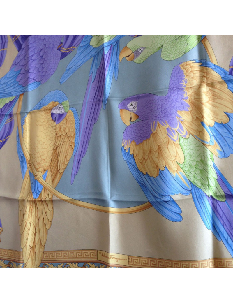 Carré de soie SALVATORE FERRAGAMO motif perroquets mauves vintage