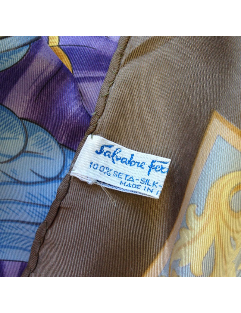 Carré de soie SALVATORE FERRAGAMO motif perroquets mauves vintage
